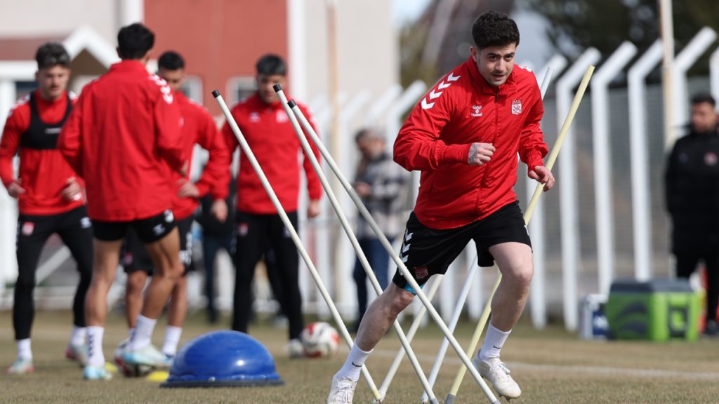 Adana deplasmanı için hazırlıklar sürüyor: Sivasspor grubu güçlendiriyor
