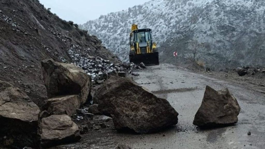 Aksu ve Sökün’de yol çalışmaları: kumlama ve onarım sürüyor
