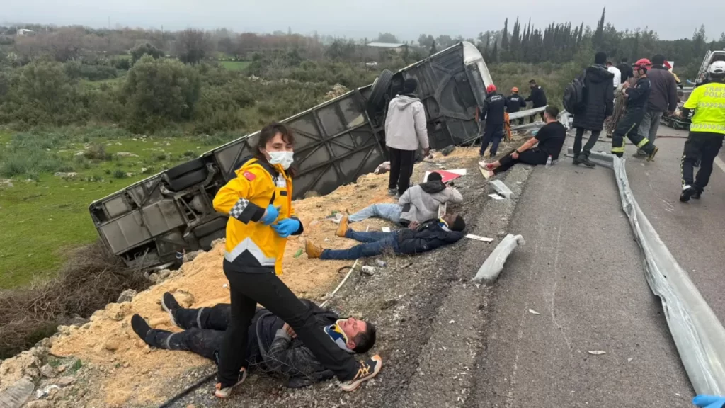 Antalya Kuzey Çevre Yolu’nda yolcu otobüsü devrildi: 8 ölü, 26 yaralı