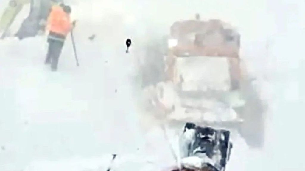 Ardahan’da çığın ardından işçiler kurtarıldı: Karlar altında hayatta kalma mücadelesi