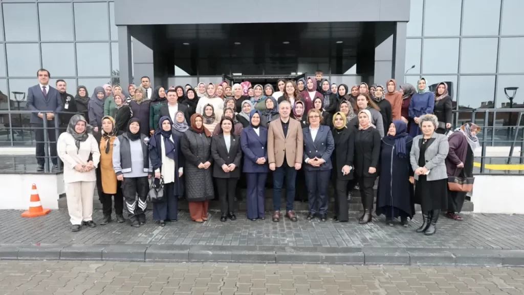 Belediye Başkanı Uzun, kursiyerlerle buluştu ve merkez faaliyetlerini inceledi