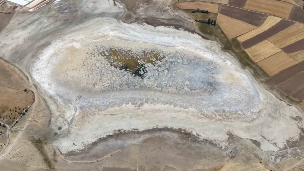 Bingöl Gölü yeniden canlandı: Yazdan kalan tuz tabakası eriyip göl eski ihtişamına döndü
