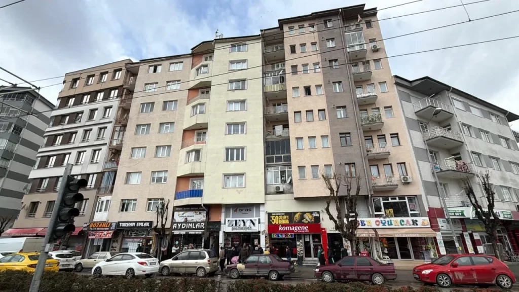 Çatıdaki baz istasyonu çalışması facianın kıyısından döndü