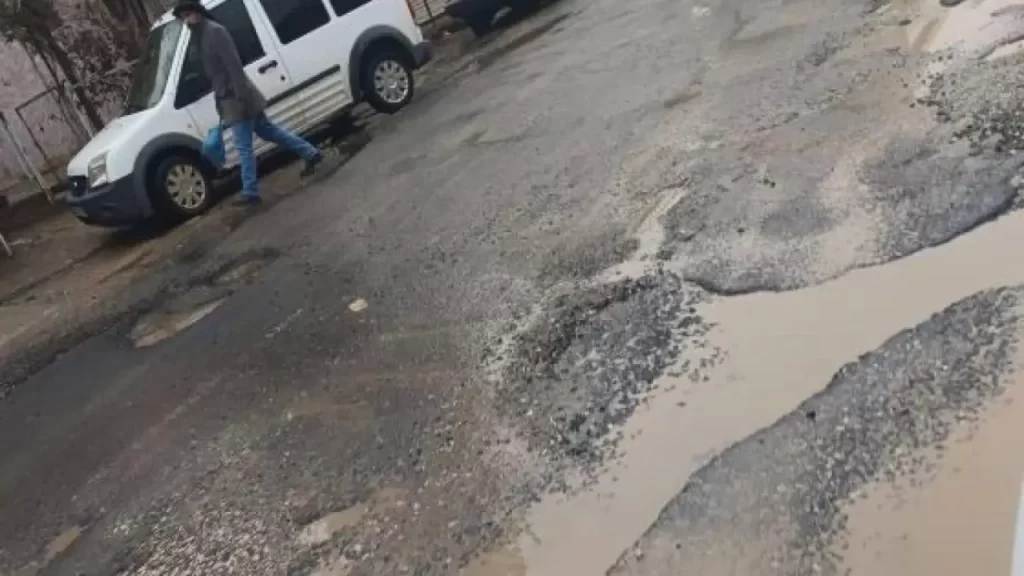 Çermik çıkışında derin çukurlar trafikte tehlike yaratıyor