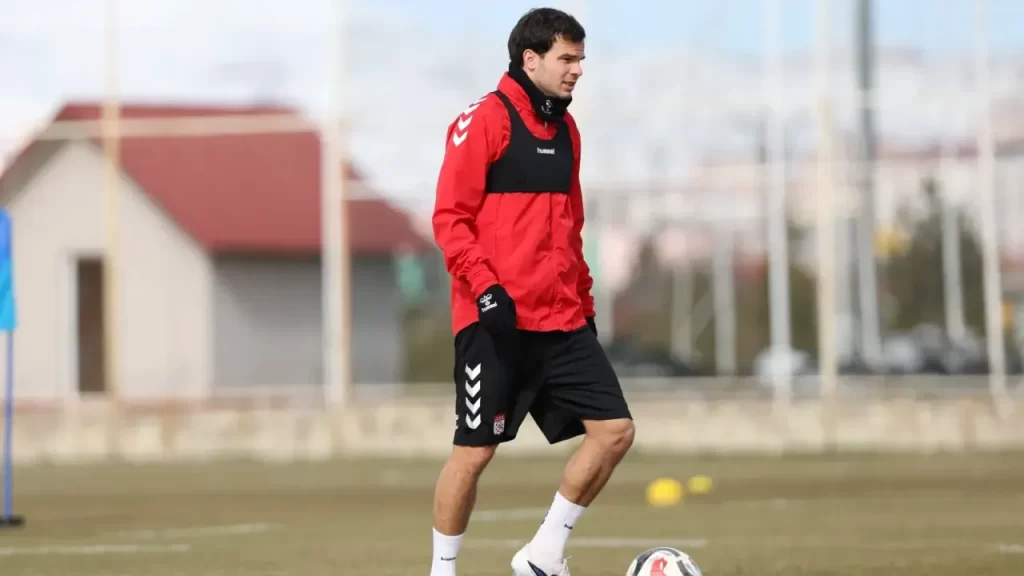 Charisis: Ayrılık iddiaları doğru değil; formunu geri kazandı