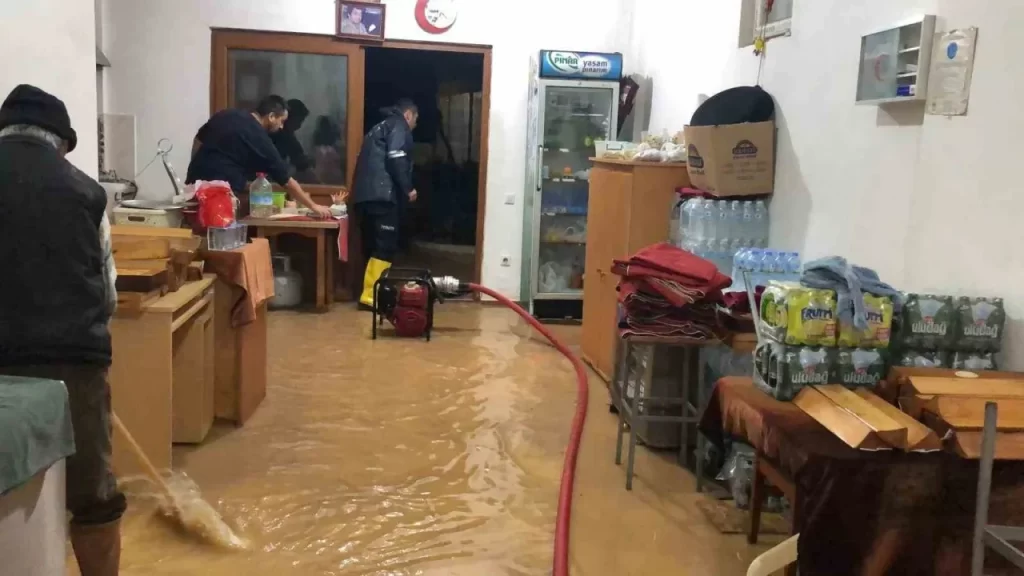 Datça’daki sağanak sonrası su baskınları vatandaşları zorladı