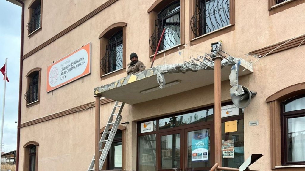 Divriği Hüsnü Aydın Anadolu İmam Hatip Lisesi’nde bakım sürüyor