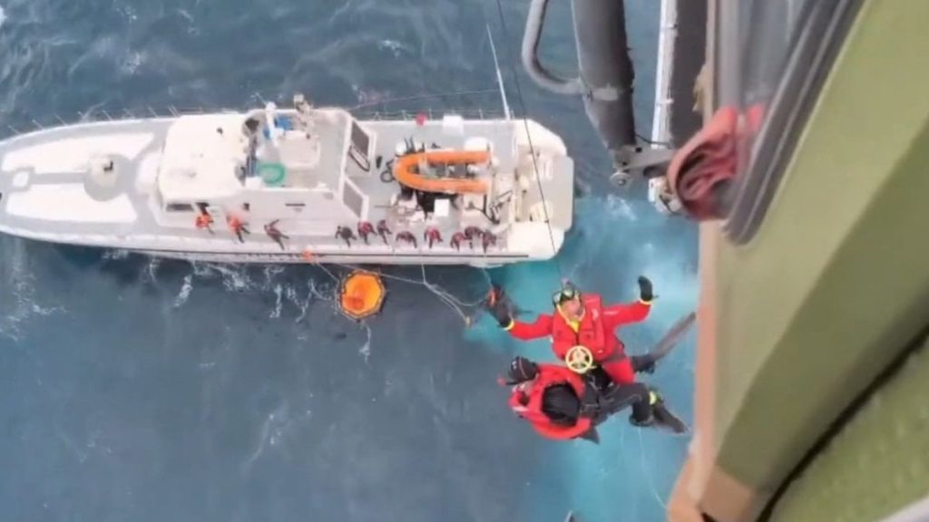 Ege’de Hava Kuvvetleriyle göçmen botuna müdahale: 2 kurtarma