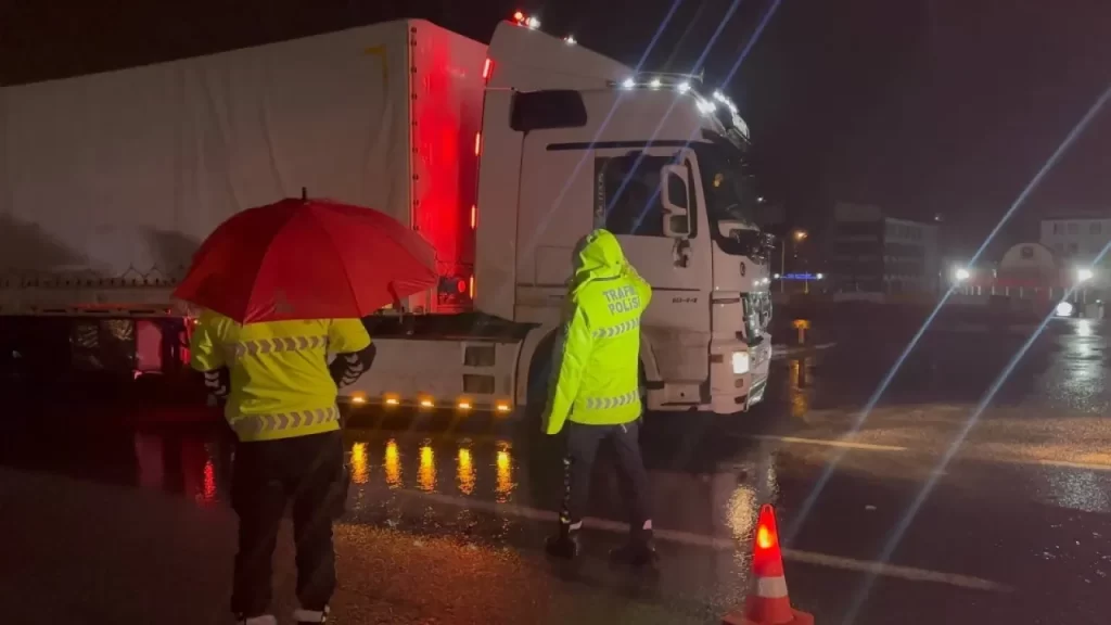 Erzincan’da yoğun kar ve sis nedeniyle yol trafiğe kapandı
