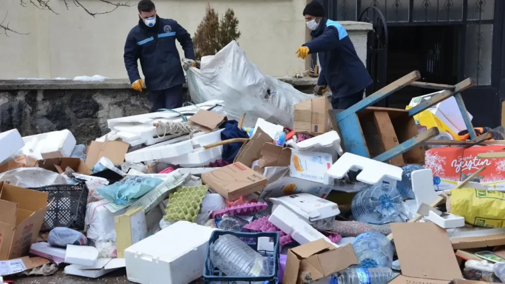 Erzurum’da yalnız yaşayan M.A.’nın evinden 25 ton çöp çıkarıldı