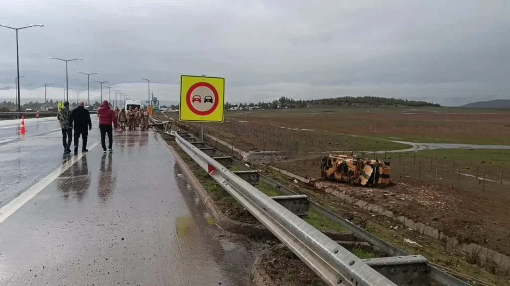 Gaziantep-Nurdağı oto yolunda askeri araç devrildi: 10 asker yaralı