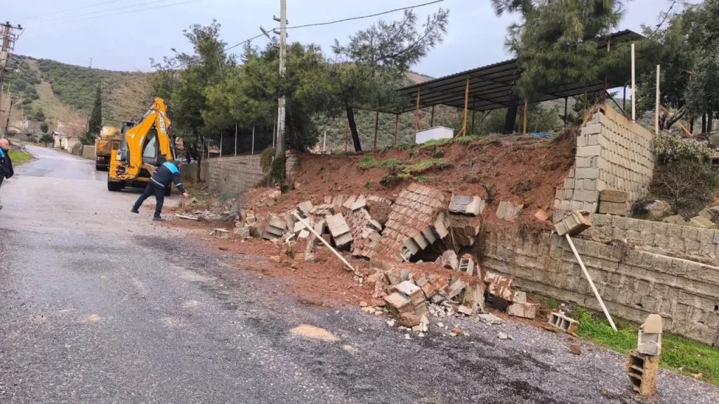 Gökçedere’de Sağanak Yağış Hayatı Olumsuz Etti: Mezarlık Istinat Duvarı Yıkıldı