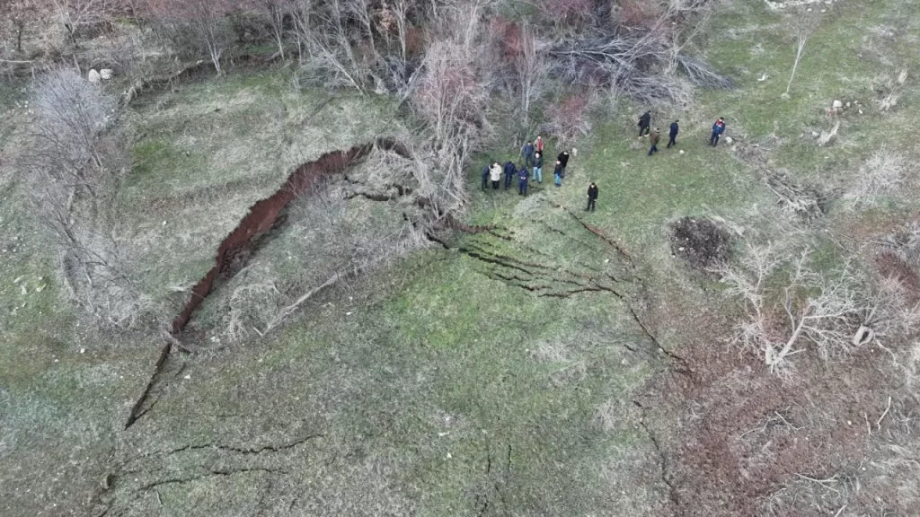 Heyelan nedeniyle Kayaören’de 4 ev boş kaldı; AFAD inceleme için bölgede