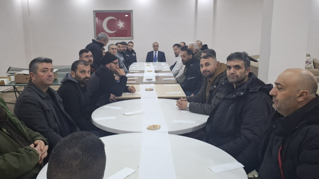İlçe Kaymakamı kahvaltıda işçilerle görüşerek talepleri dinledi