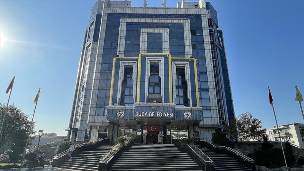 İzmir’de Ruhsat ve Denetim Müdürü de dahil 28 şüpheli için gözaltı