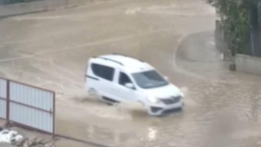 İzmir’de sağanak sonrası cadde ve iş yerlerinde su baskını