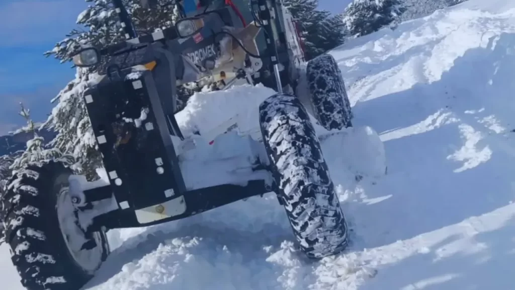 Kar yağışı ile 432 köy yolu ulaşıma kapandı: Ekipler sahada hızlı müdahale