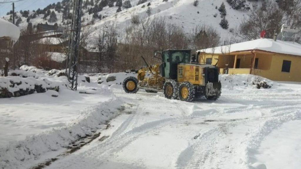 Karla Mücadele Ekipleri 7/24 Seferber: Öziçi Köyü ve Grup Yollarında Güvenli Ulaşım