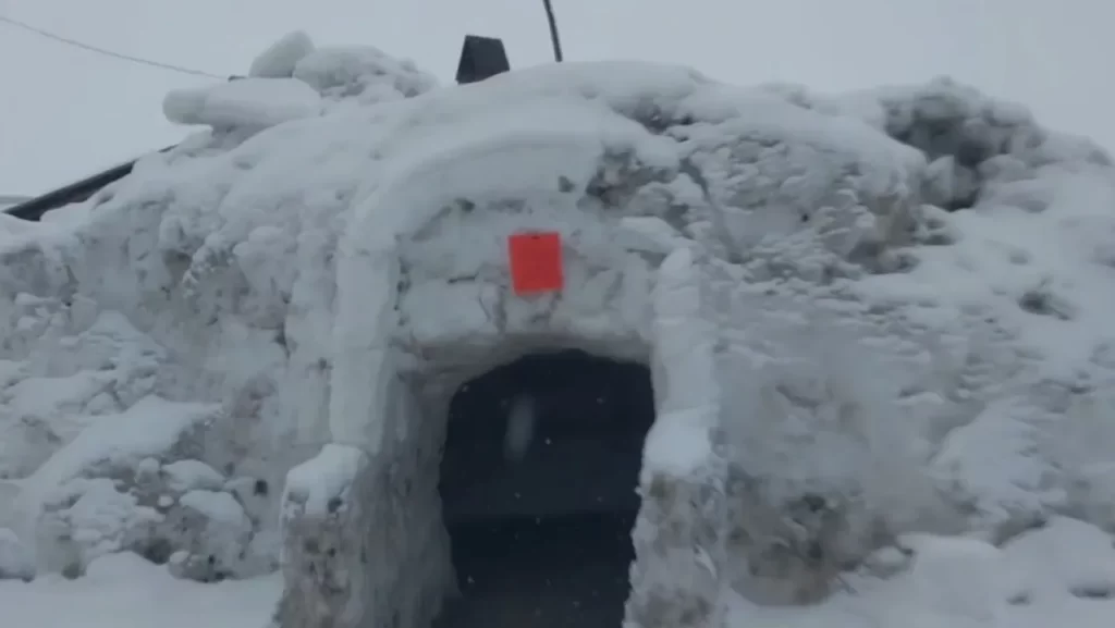 Karlı Yeniköy’de dayanışma: Cemaatle kurulan kardan çay ocağı