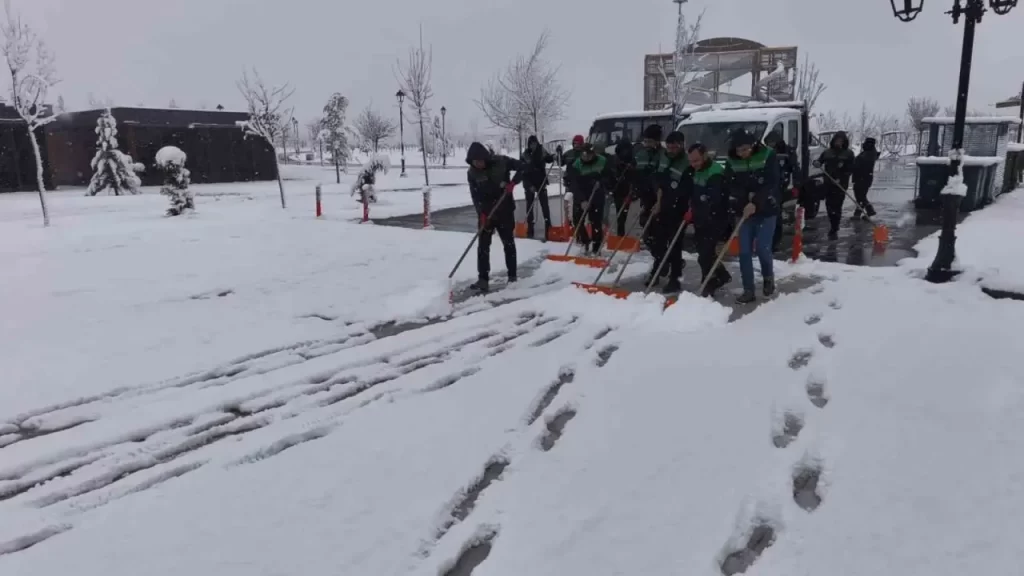 Kayseri’de yoğun kar sonrası ulaşıma açılan mahalle yolları ve kent genelinde çalışmalar