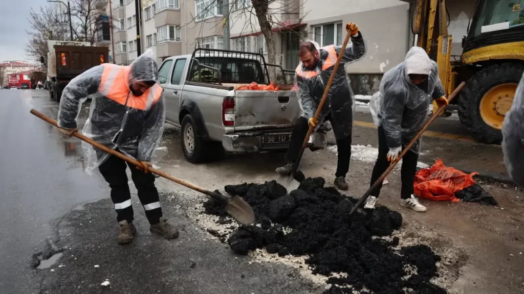 Kış Yollarında Onarım: Bozulan Noktalarda Yama Çalışmaları Sürüyor