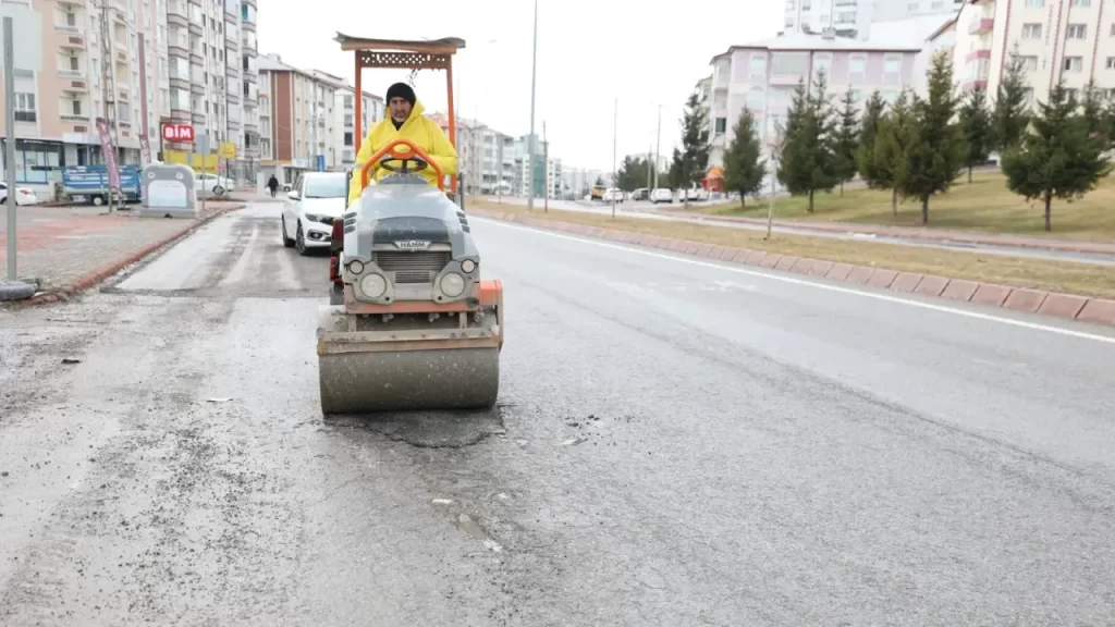 Kışa Hazırlık: Bozulan Yollar İçin Paketli Soğuk Asfalt Hızla Uygulanıyor