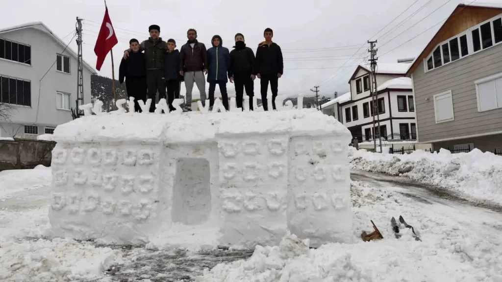 Köyde Kardan Kız Kulesi Yapımıyla Sözler Tutuldu