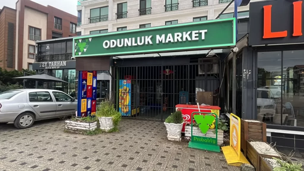 Market çalışanı ödemeden aldığı parayı geri istedi, olay kameraya yansıdı