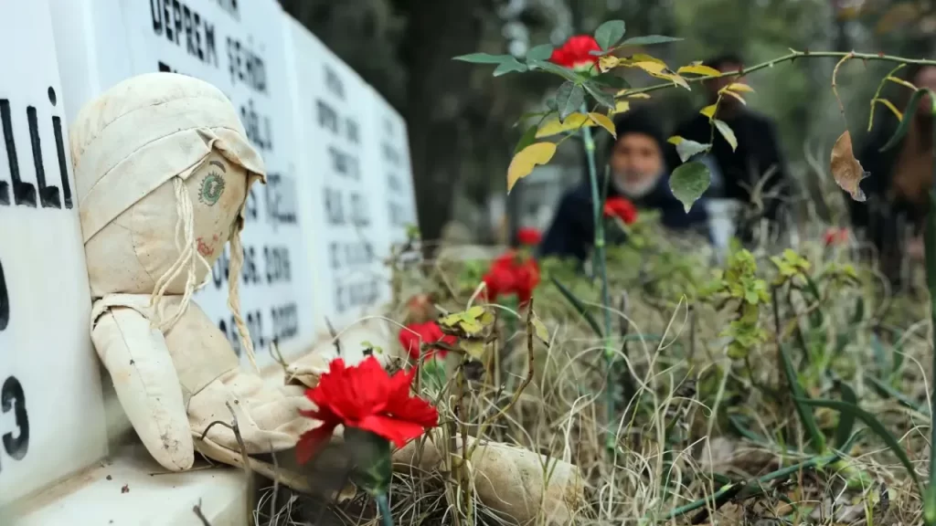 Nurdağı depreminde hayatını kaybedenler için aile mezarlıkta anıldı