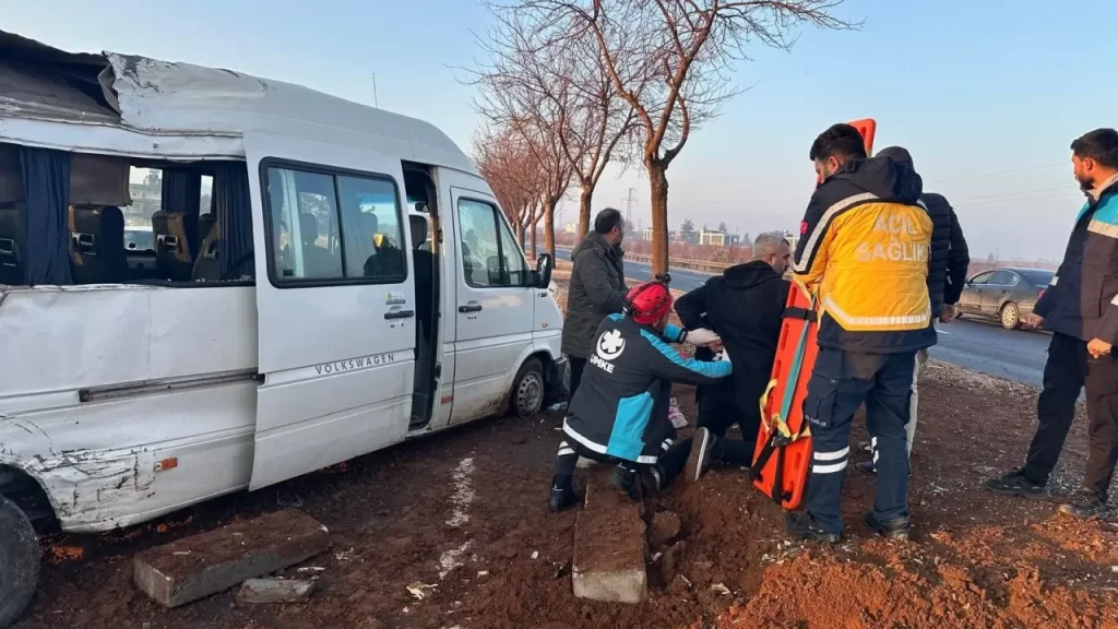 Sahil yolunda minibüs kazası: 7 yaralı