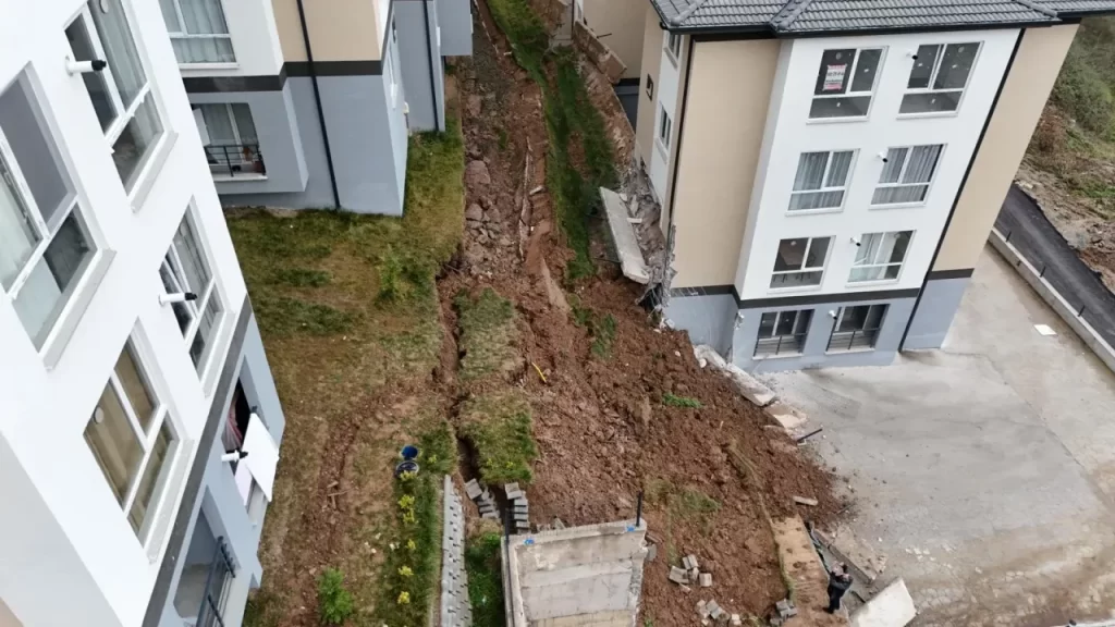 Serdivan’da istinat duvarı çöktü: 32 kişi güvenli tahliye edildi