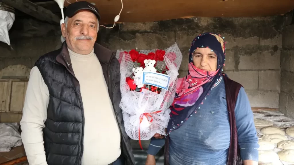 Sevgiyle 14 Şubat: Eşine sürpriz çiçekli kutlama