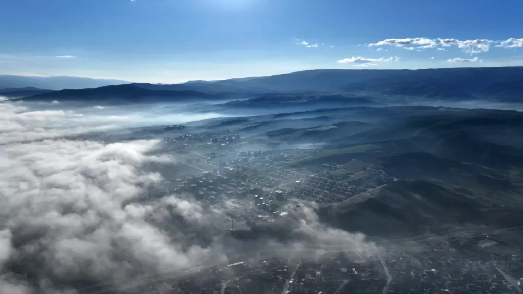 Sis bulutu ilçe merkezini kapladı; drone görüntüleri yüksekliğe dikkat çekti