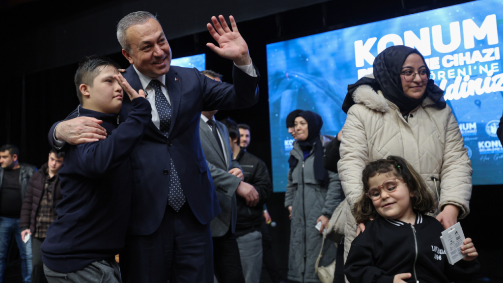 Sivas Belediyesi, özel gereksinimli çocuklar için akıllı takip cihazları dağıttı
