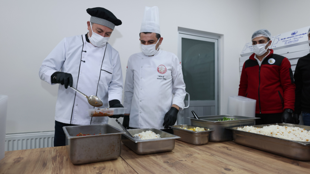 Sivas Belediyesi Ramazan’da 400 aileye iftar ziyası vermeye devam ediyor