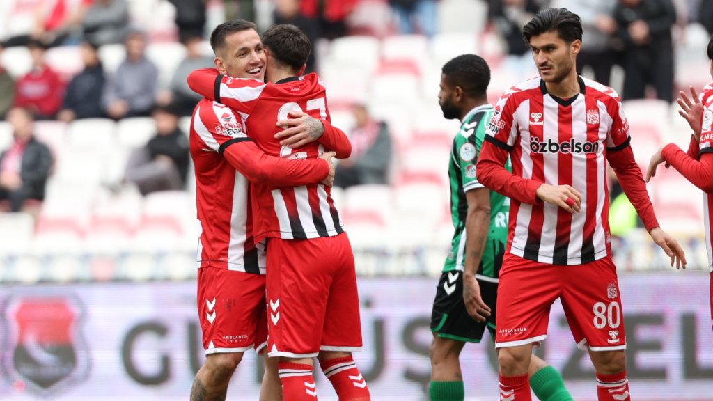 Sivasspor, Sakaryaspor Maçı İlk Yarıda 3-1 Önde