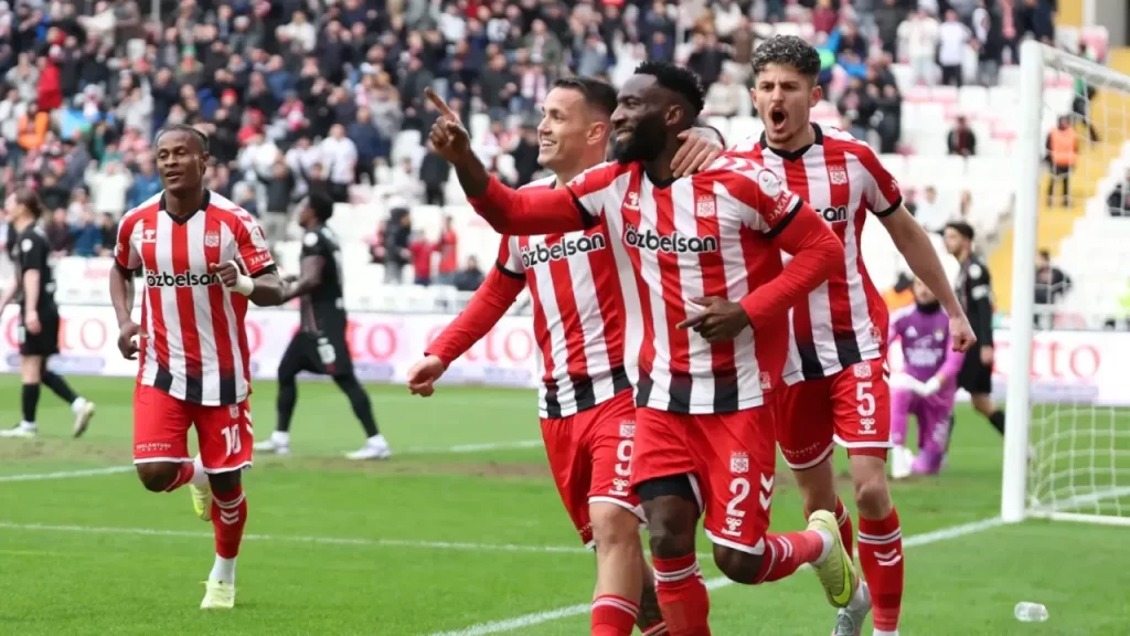 Sivasspor, Vanspor FK’yi 3-1’le geçerek zirvede tutuyor