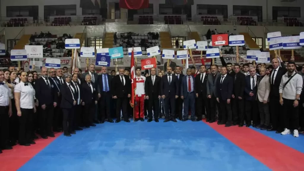 Sivas’ta Gençler Türkiye Kick Boks Şampiyonası devam ediyor