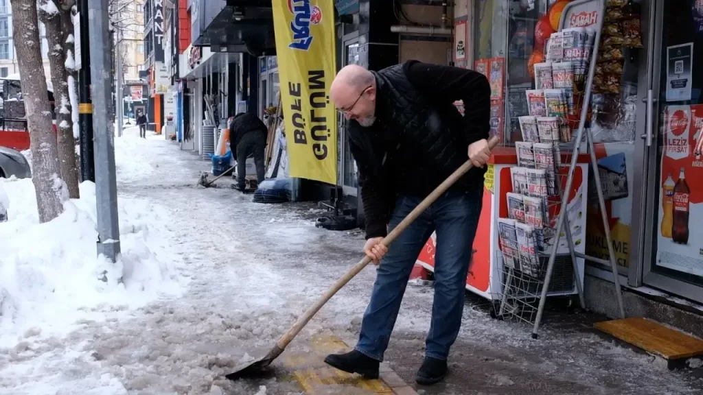 Sivas’ta Kar Temizleme Aktifi: Esnaf Birlikte Yola Yayılan Karı Temizledi