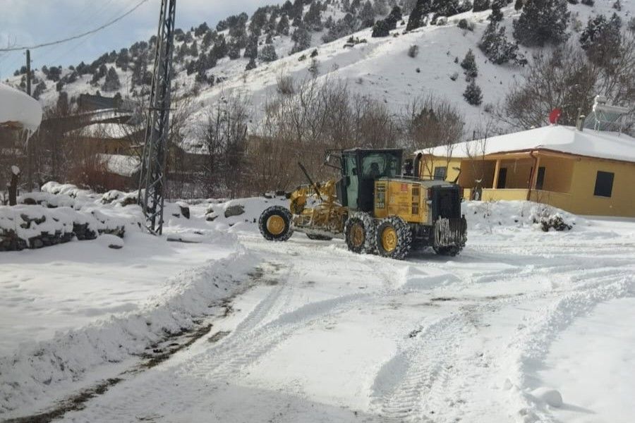 Sivas’ta Kar Yağışı İle Yol Ulaşıma Kapalı: 493 Yerleşim Zamanla Açılıyor