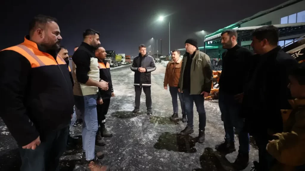 Sivas’ta karla mücadele gece gündüz sürüyor: Sanayi sitesi temizliği ve ulaşım formlarını güçlendirdi