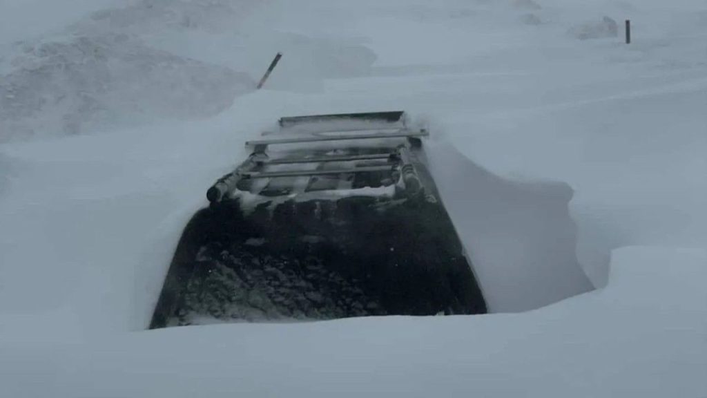 Sivas’ta kuvvetli kar ulaşımı felç etti: Yollar kapandı ve kurtarma çalışmaları sürüyor