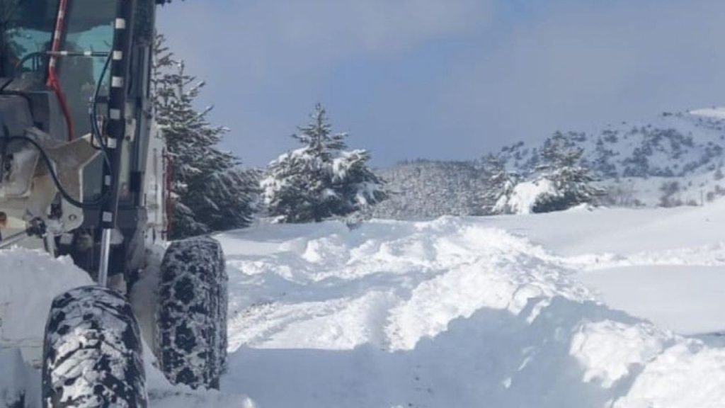 Sivas’ta Yoğun Kar ve Tipi Sonrası Yol Ulaşımı Yeniden Açıldı