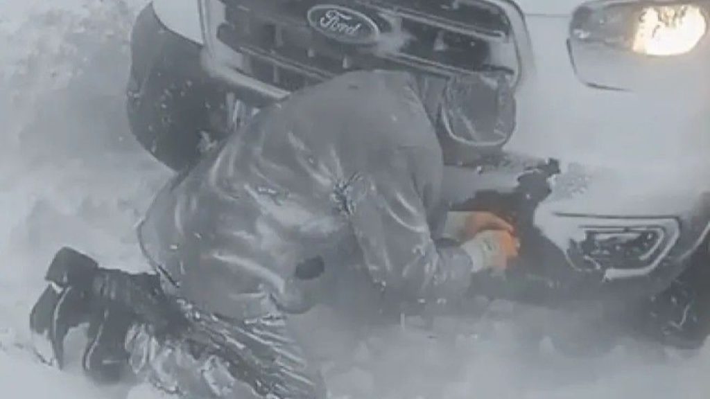 Sivas’ta yüksek karlar köy yolunda mahsur kalan vatandaşlar kurtarıldı