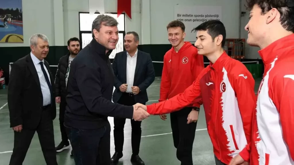 Spor tesisinde gençlere ilham veren özel buluşma