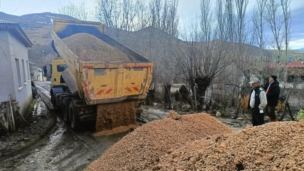 Suşehri Balkara Köyü Yolunda Deformasyonlar İçin Onarım Çalışması