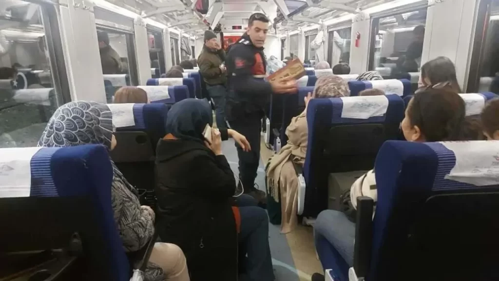 Toprak kayması nedeniyle tren bazında seferler iptal oldu