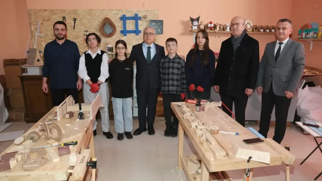 Vali Şimşek, Yeşilyurt’taki ahşap atölyeyi ziyaret etti