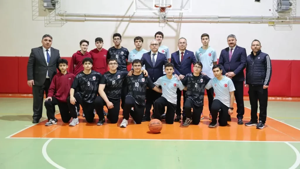 Vali Şimşek’ten Gençlere Spor Malzemesi Dağıtımı ve Şampiyonluk Ateşi