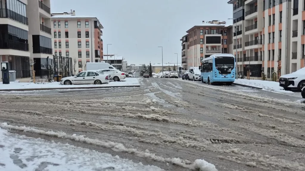 Yağışlar Kent Genelinde Etkisini Sürdürüyor: Kar ve Sağanak Ulaşımı Olumsuzluyor